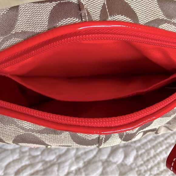 Adorable COACH Signature Collection mini handbag/wristlet with flower appliqué - Picture 11 of 16